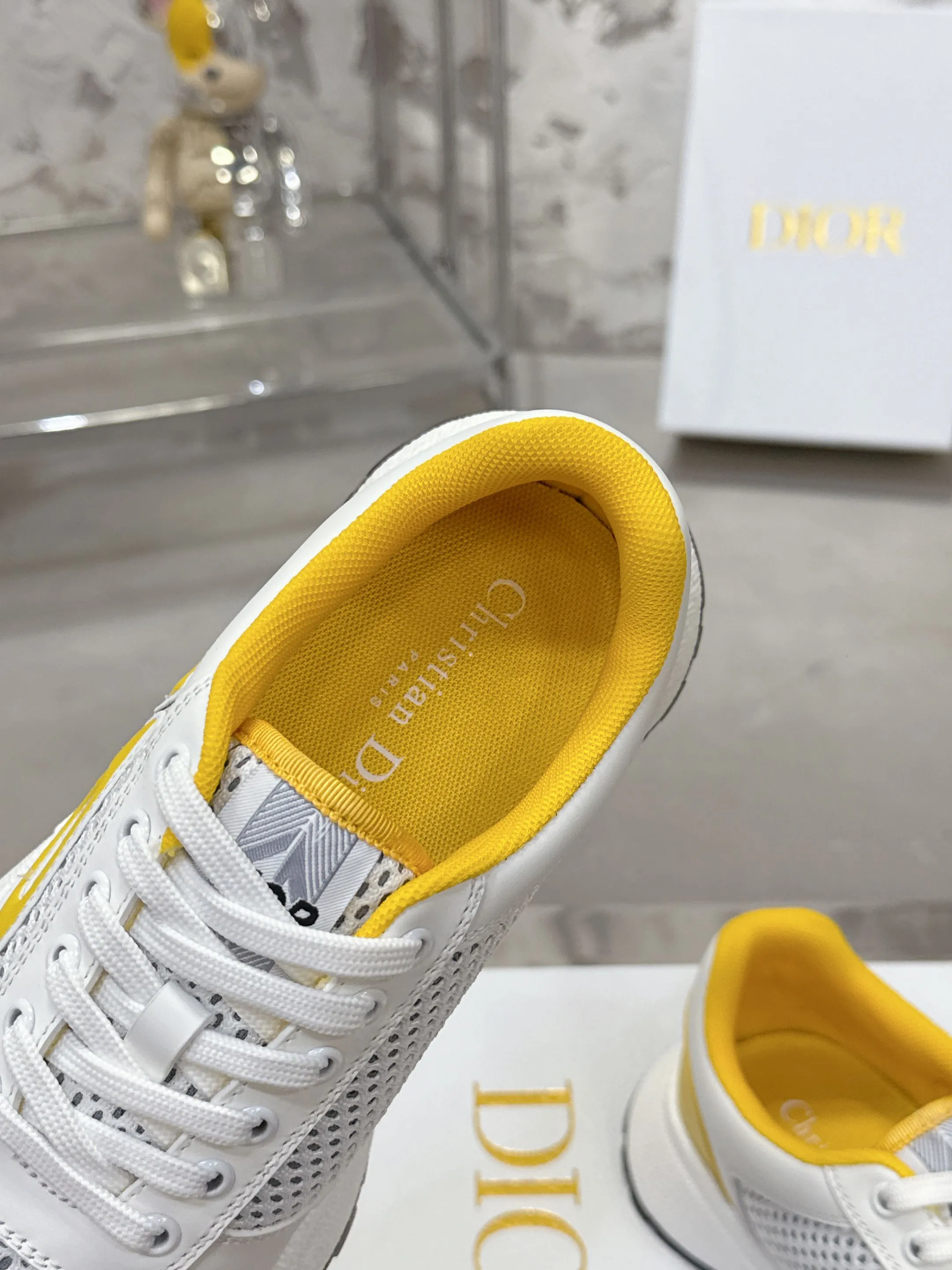 Factory price 680💰 Top version! ! ! Dior Dior's latest Run'n'Dior series, couple's thick-soled casual sneakers, originally purchased, developed and manufactured. This Run'n'Dior reinterprets sports style with an elegant and fashionable shape. The upper is crafted from white mesh fabric and features the Christian Dior Paris signature on the laces and heel. The exquisite two-color sole is light and soft, which can add a high-end temperament to all kinds of casual looks. Exquisite packaging at the delivery counter 🛍📦 ▪️Fabric: Original customized imported first-layer cowhide ▪️Inner lining: Imported original lining ▪️Sole: Original molded non-slip TPU material ▪️Size: Women's 35-41 / Men's 39-46 (Female 40 41 / Men's 38.45.46 customized)